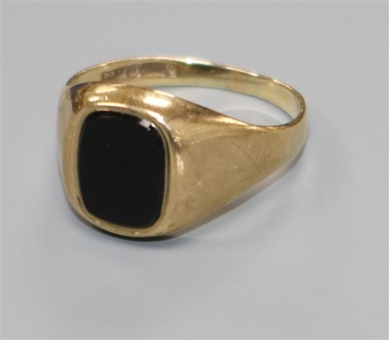 A 9ct gold and black onyx signet ring, size L/M
